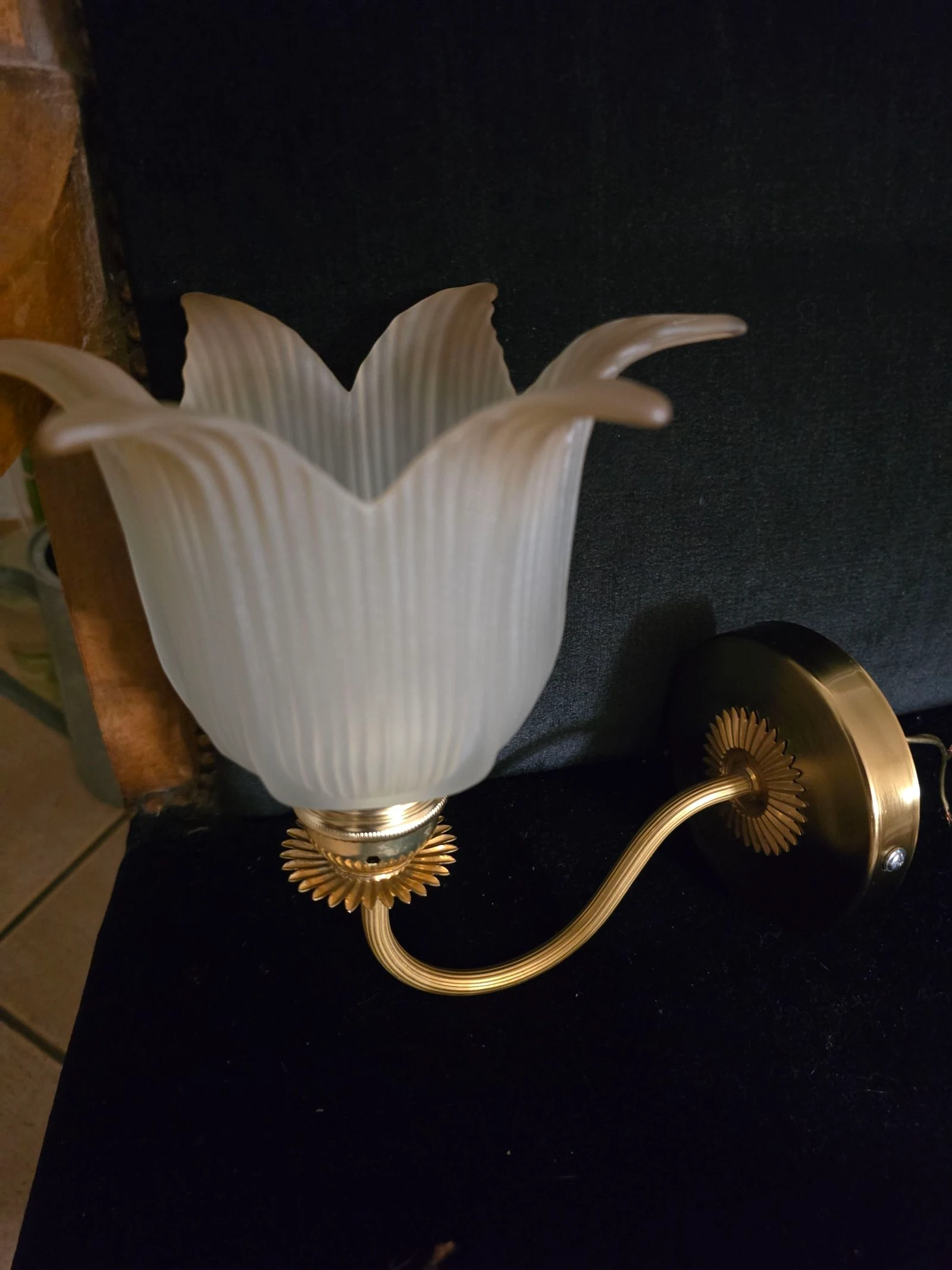 Lámpara de pared original de latón, madera y tulipa vintage en vidrio esmerilado – photo 6